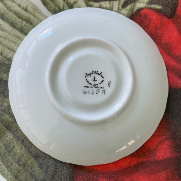 Royal Chelsea "Teacup plate in Floral" - Picture 3 of 3